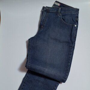 47-  Classic Relaxed Fit Tapered 550 Levi's